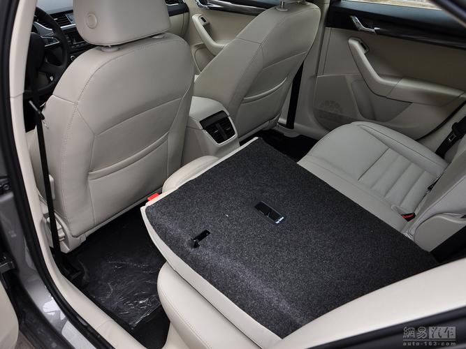 全新明锐后排座垫／全新明锐后排座垫拆卸