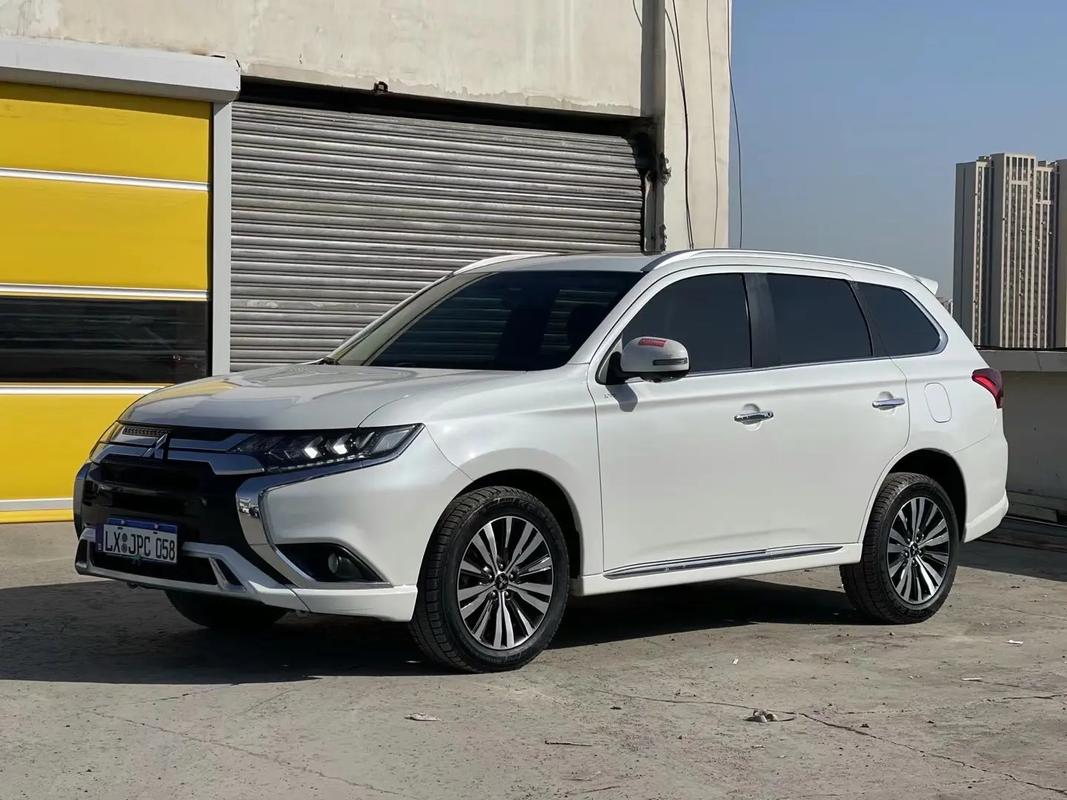 三菱汽车欧蓝德报价(三菱欧蓝德2021款报价及图片)