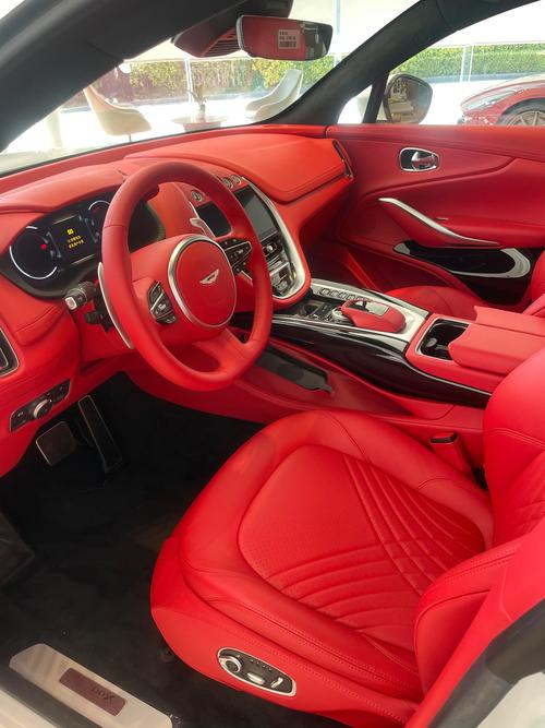 阿斯顿马丁的标志(阿斯顿马丁标志内饰)